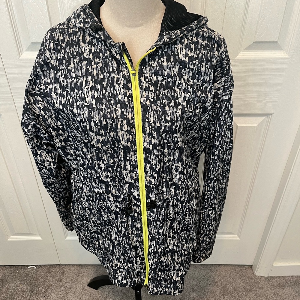 Fabletics size M Black and White Patterned Jacket with Neon Yellow Zipper